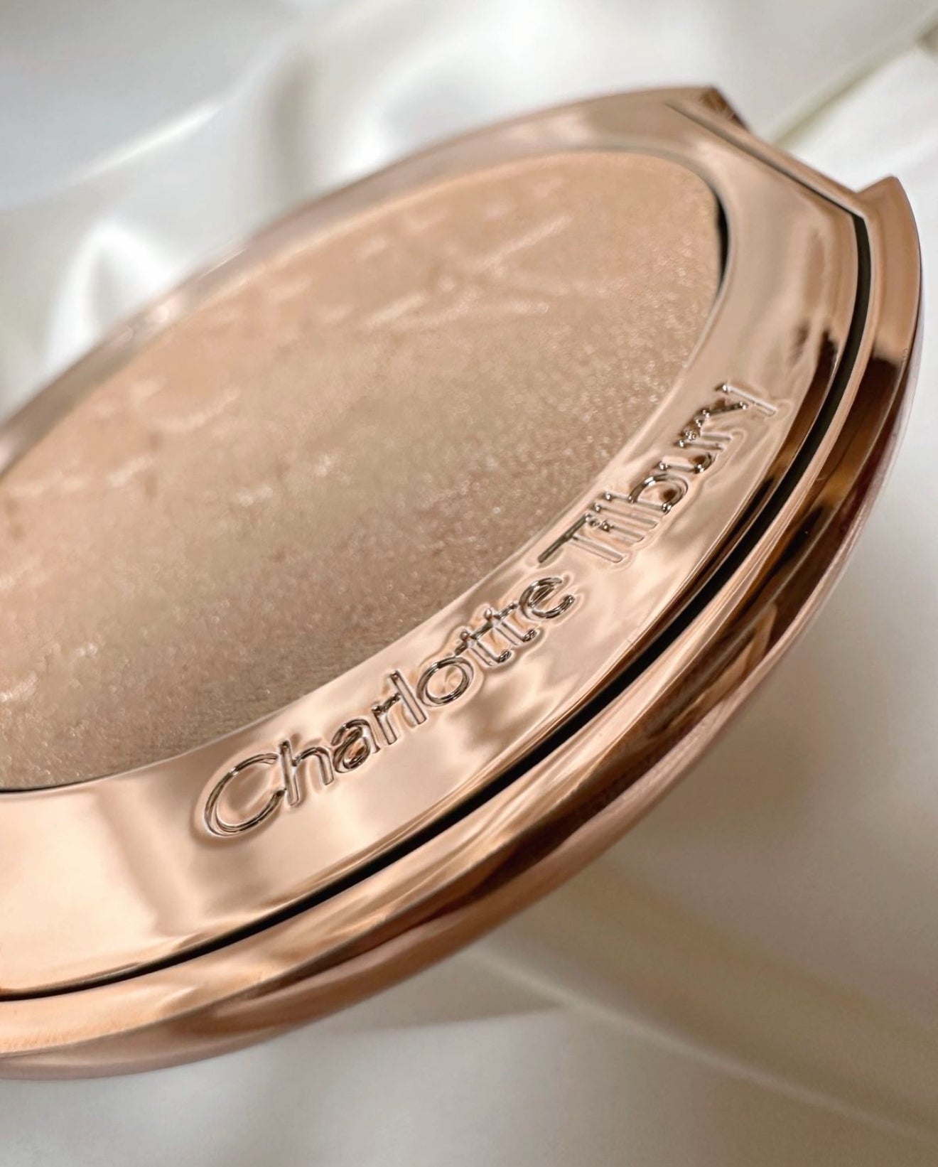 Charlotte Tilbury Glow Glide Champagne glow